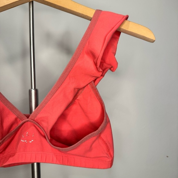 Beyond Yoga Ruffle Frill Seeker Sports Bra Pink Coral Women’s Small - Picture 6 of 8